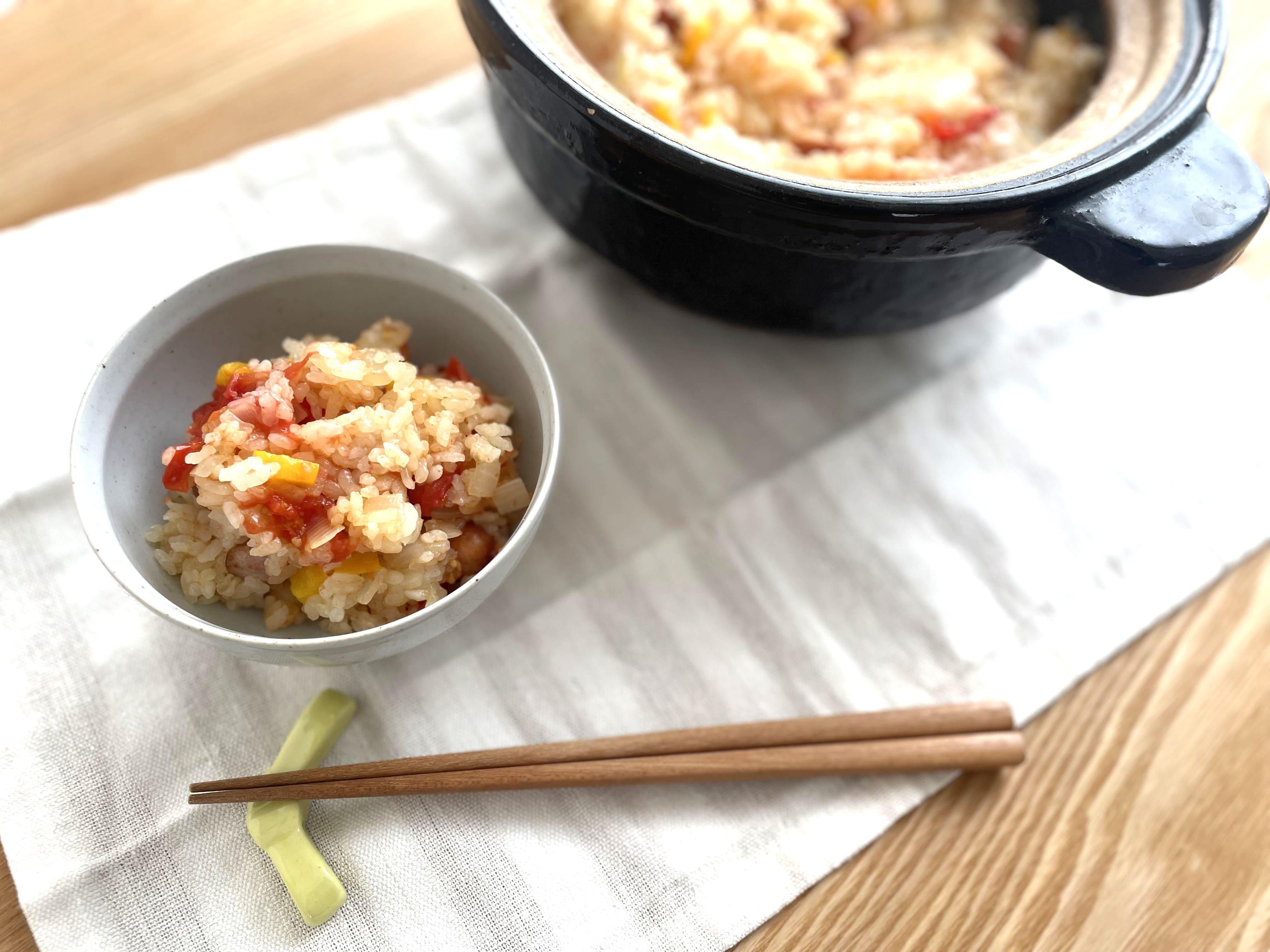 【炊飯器で簡単】ミニトマトがじゅわ〜！玉ねぎの洋風炊き込みご飯レシピ