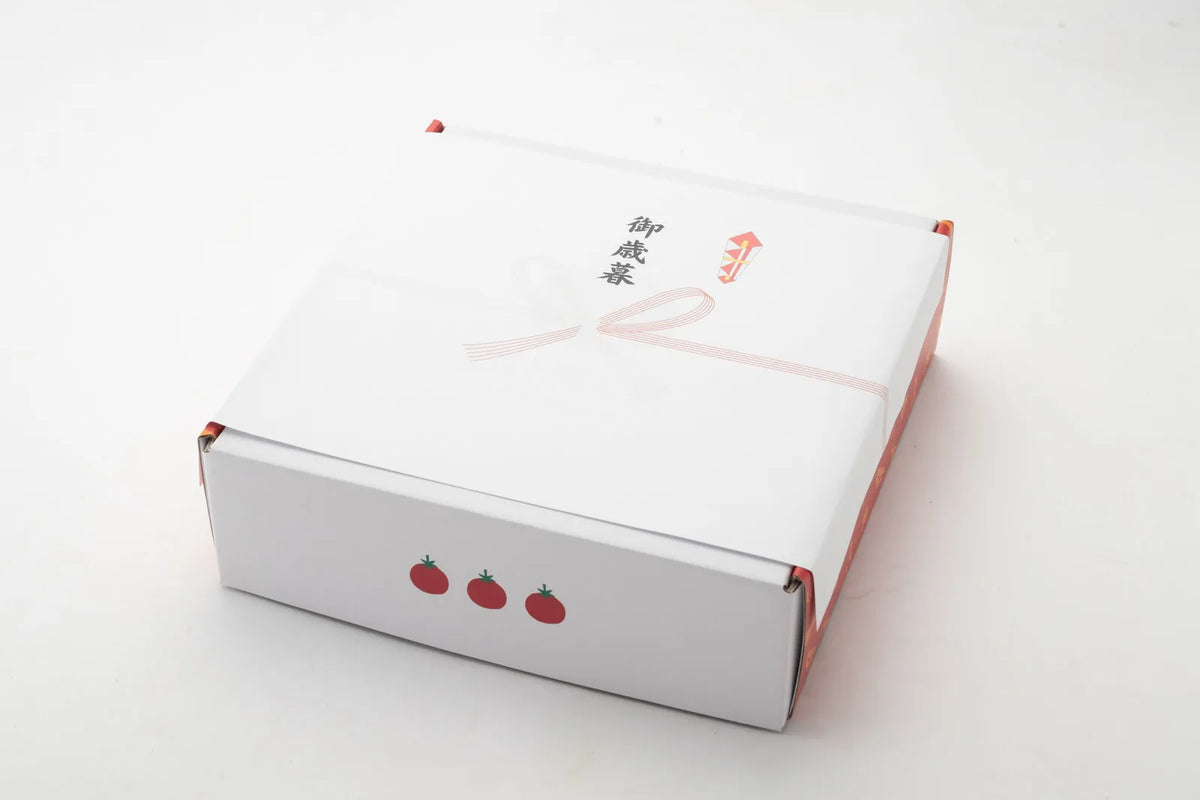 白背景に「御歳暮」の熨斗デザインが印刷された白い化粧箱（外箱）を撮影した商品パッケージ写真